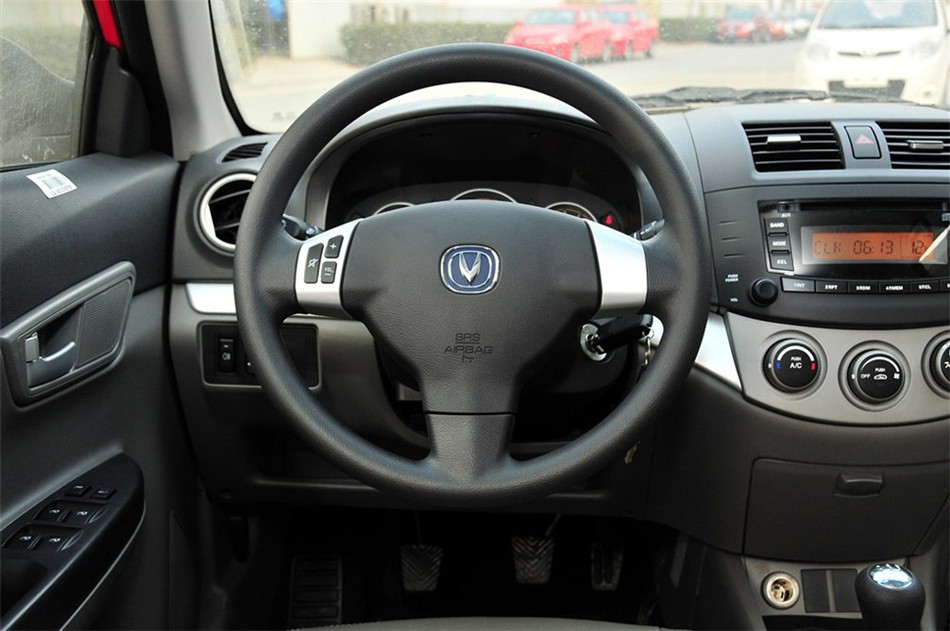 2012款三厢 1.5L 手动尊贵型 内饰