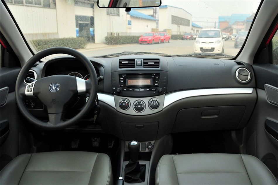 2012款三厢 1.5L 手动尊贵型 内饰
