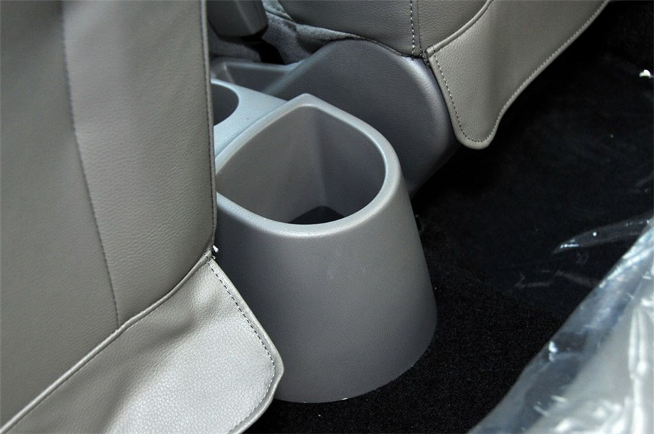 2012款三厢 1.5L 手动尊贵型 座椅空间