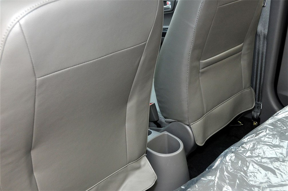 2012款三厢 1.5L 手动尊贵型 座椅空间
