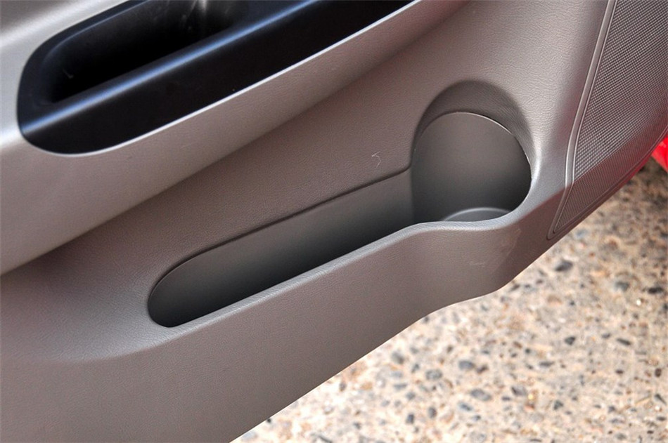 2012款三厢 1.5L 手动尊贵型 座椅空间