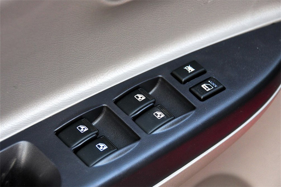 2012款三厢 1.5L 手动尊贵型 座椅空间