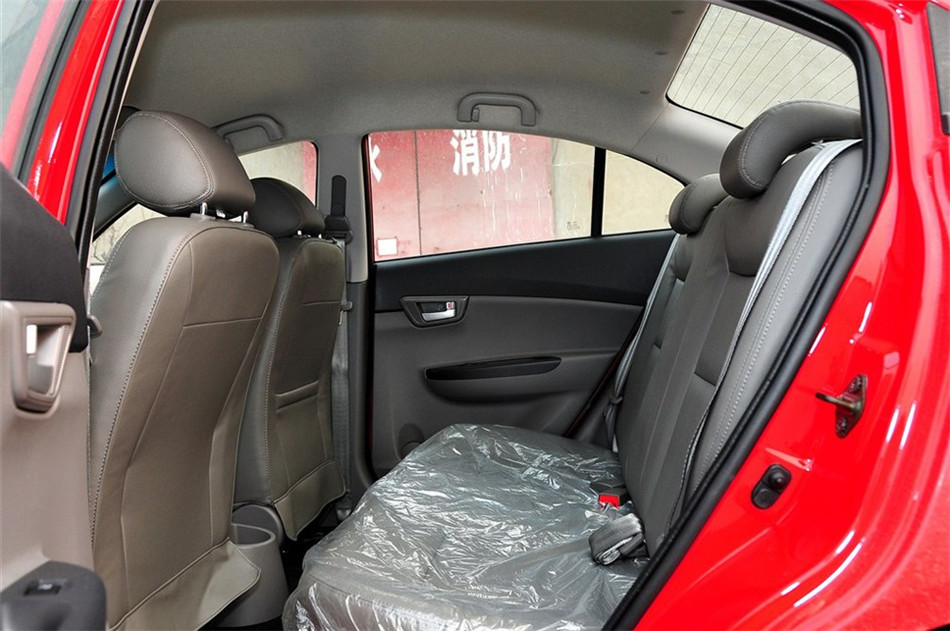2012款三厢 1.5L 手动尊贵型 座椅空间