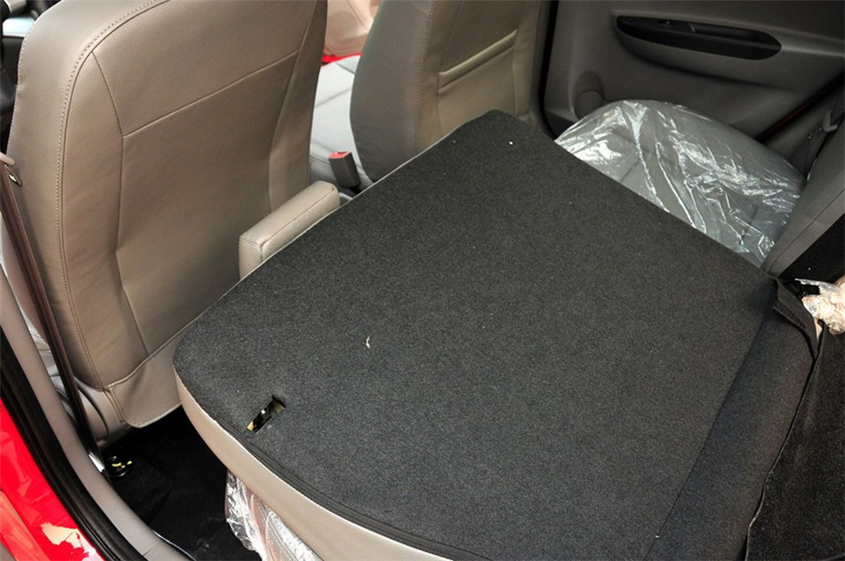 2012款三厢 1.5L 手动尊贵型 座椅空间