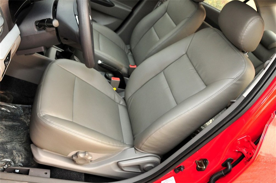 2012款三厢 1.5L 手动尊贵型 座椅空间