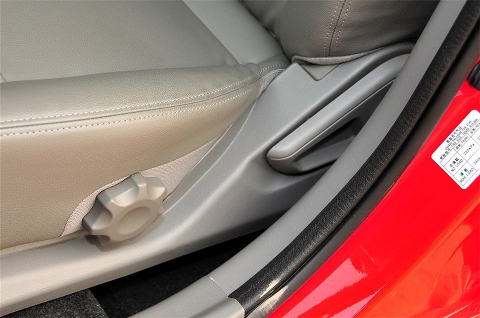 2012款三厢 1.5L 手动尊贵型 座椅空间