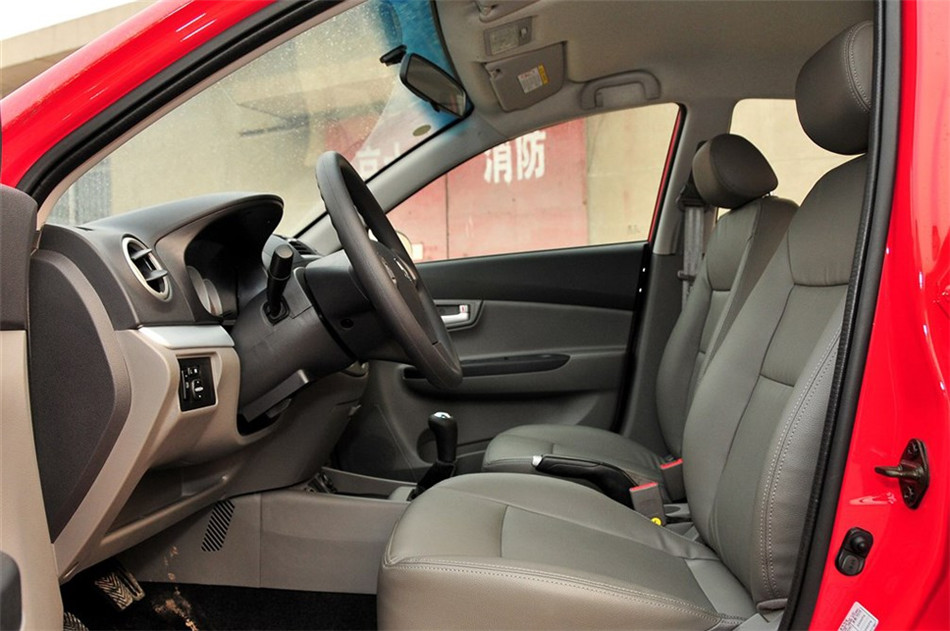 2012款三厢 1.5L 手动尊贵型 座椅空间