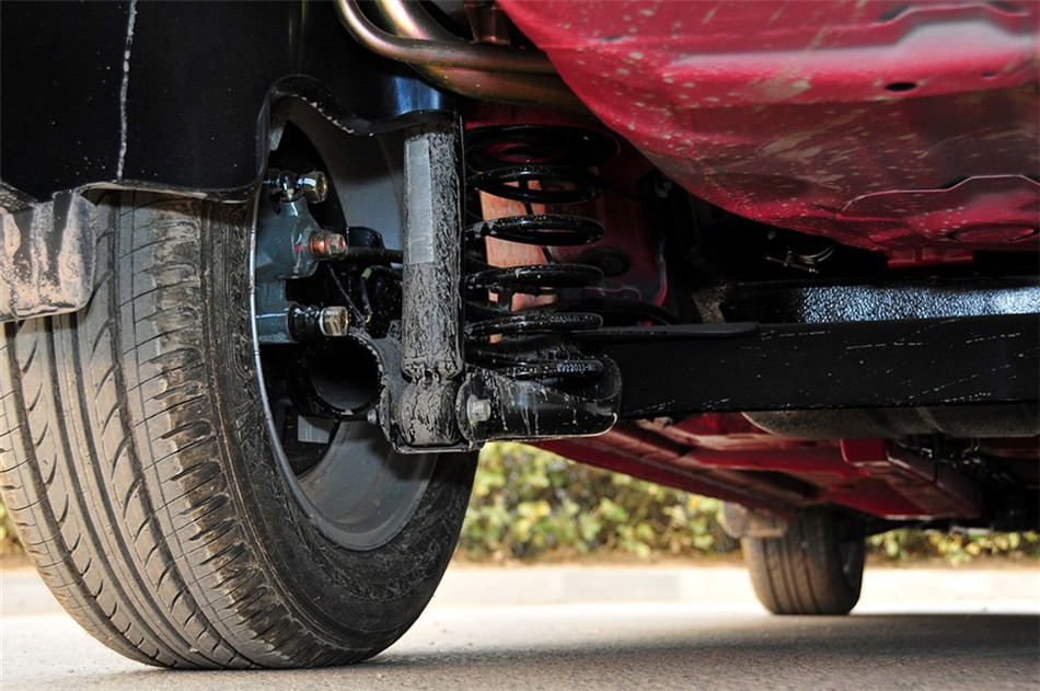 2012款三厢 1.5L 手动尊贵型 引擎底盘