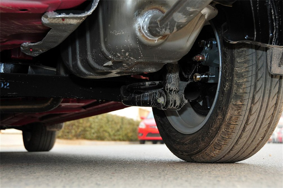 2012款三厢 1.5L 手动尊贵型 引擎底盘