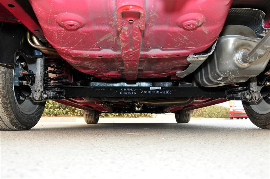 2012款三厢 1.5L 手动尊贵型 引擎底盘