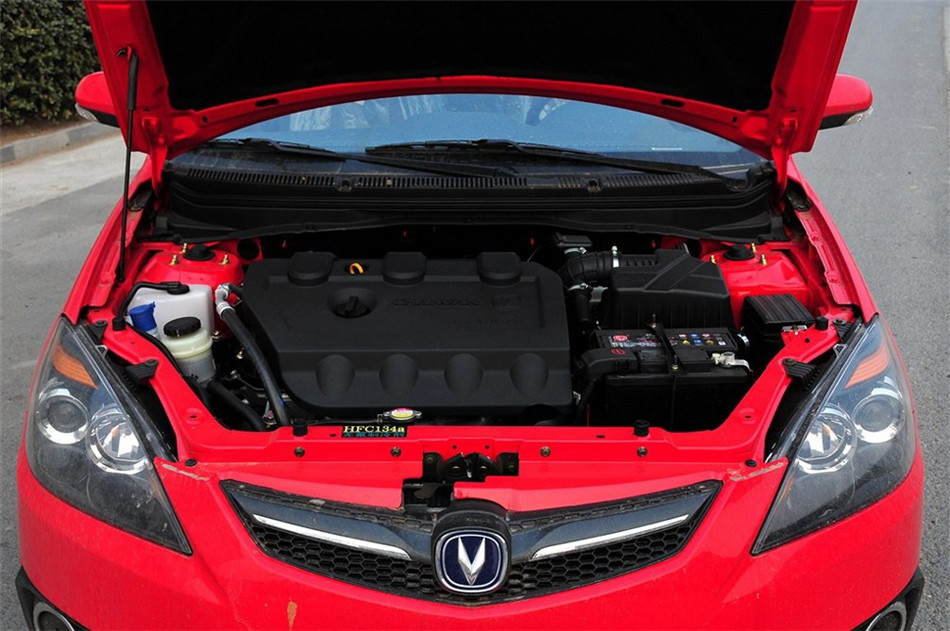 2012款三厢 1.5L 手动尊贵型 引擎底盘