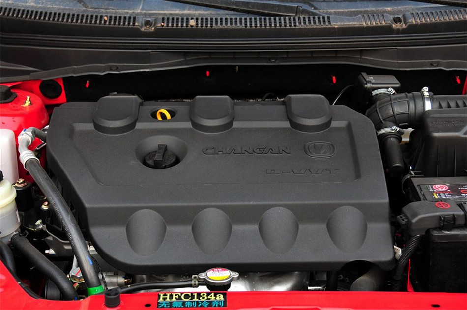 2012款三厢 1.5L 手动尊贵型 引擎底盘