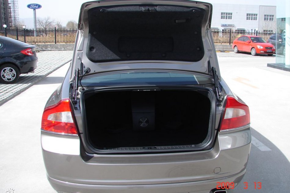 国产Volvo S80L到店图