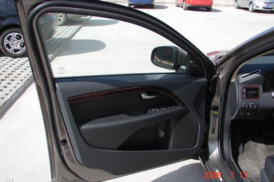 国产Volvo S80L到店图