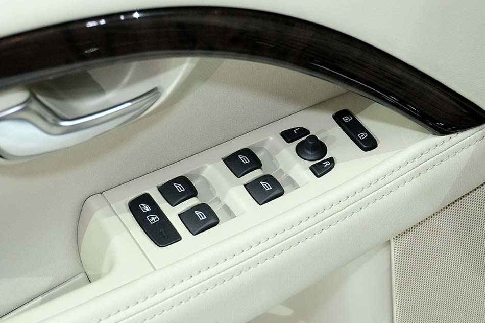 2014款 2.0T T5 智尊行政版 座椅空间