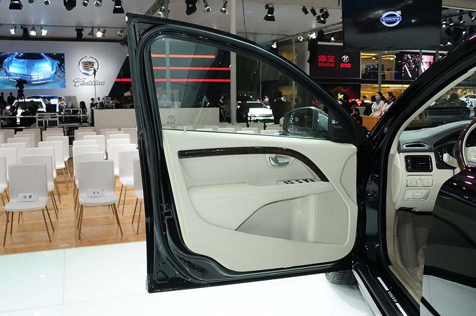 2014款 2.0T T5 智尊行政版 座椅空间