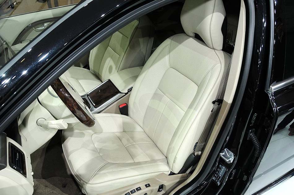 2014款 2.0T T5 智尊行政版 座椅空间