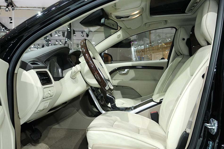 2014款 2.0T T5 智尊行政版 座椅空间