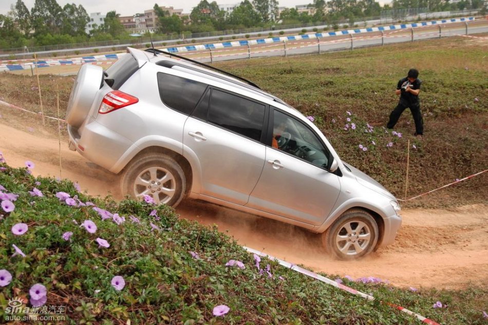 天津一汽丰田RAV4实拍图
