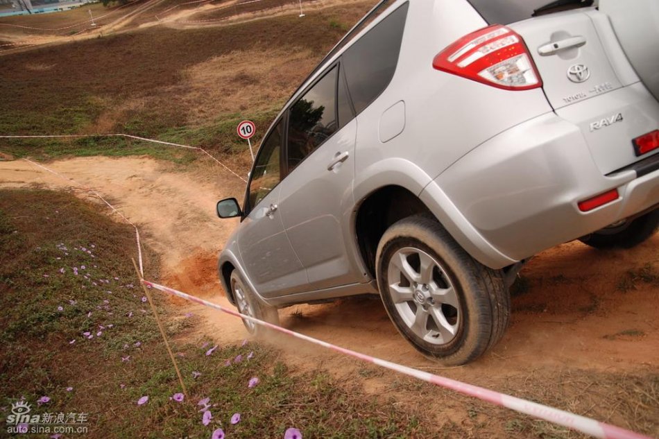 天津一汽丰田RAV4实拍图