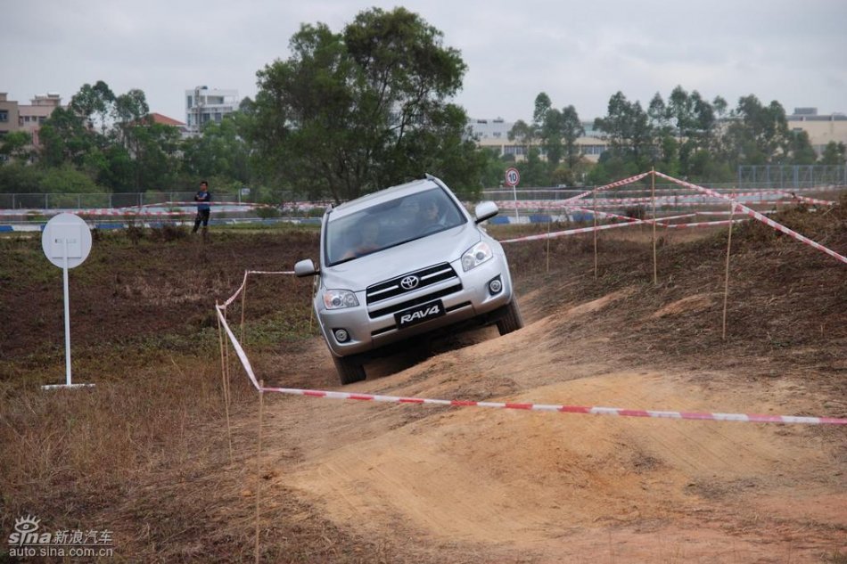 天津一汽丰田RAV4实拍图