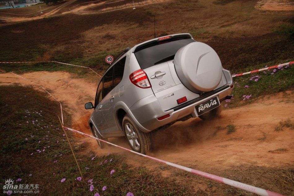 天津一汽丰田RAV4实拍图