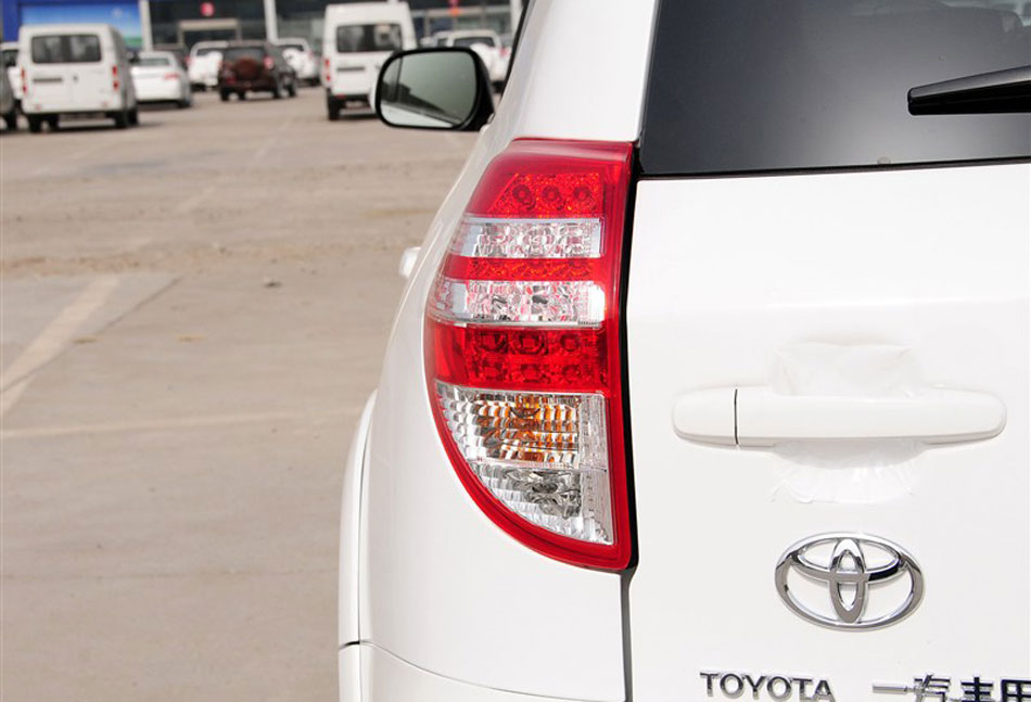 2013款RAV4 2.0L自动精英特装版