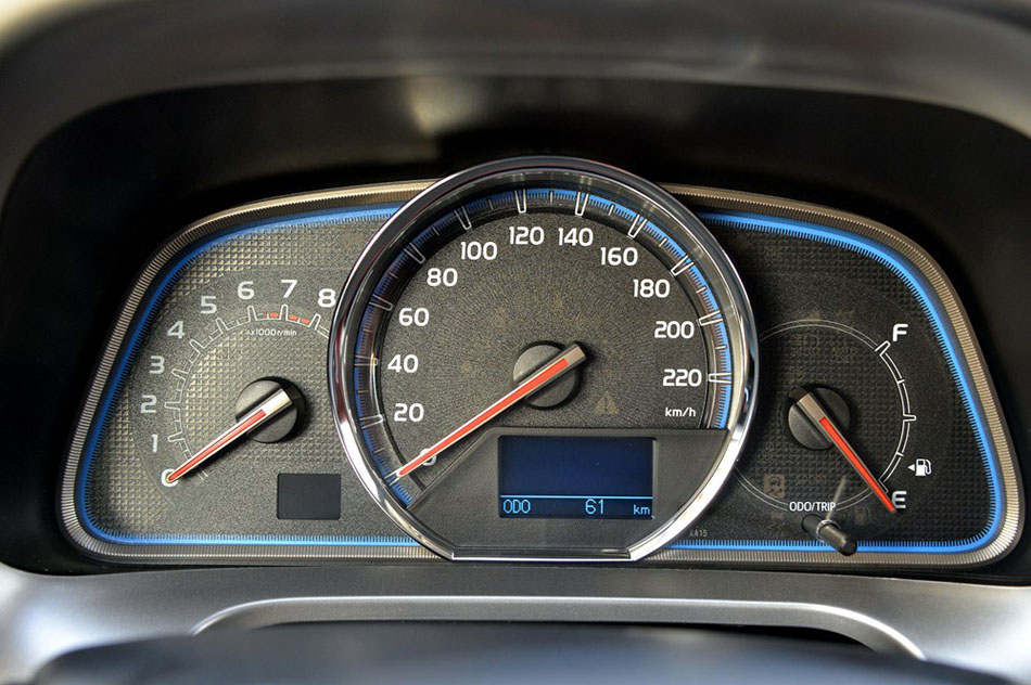 2015款 2.5L 自动四驱尊贵版 内饰