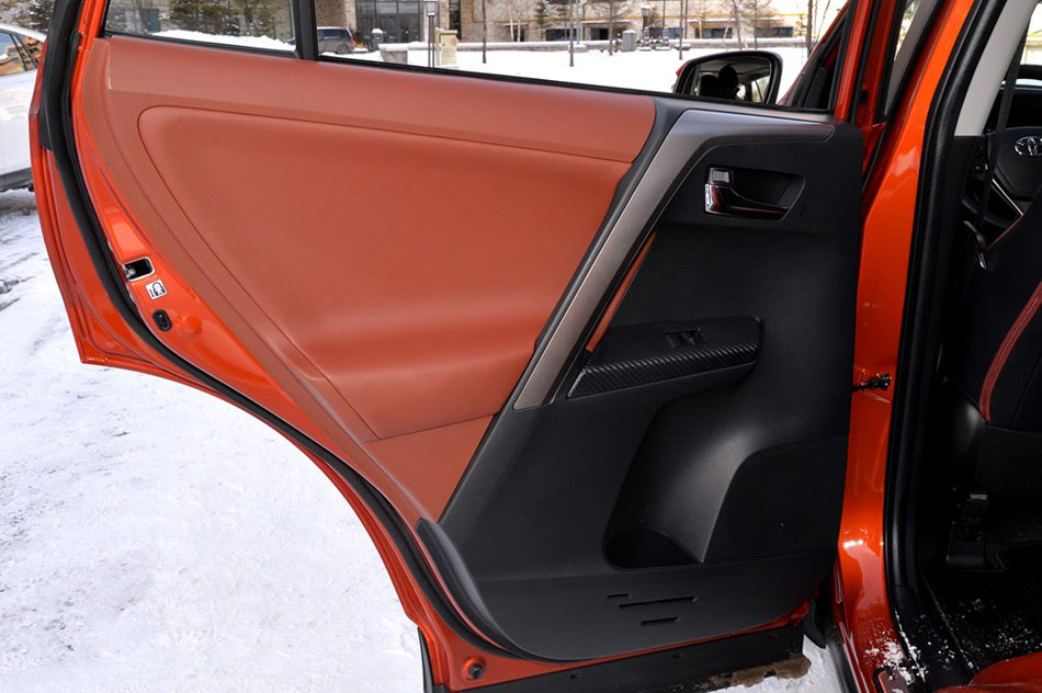 2015款 2.5L 自动四驱尊贵版 座椅空间