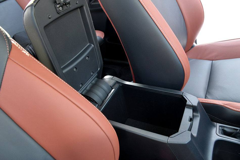 2015款 2.5L 自动四驱尊贵版 座椅空间