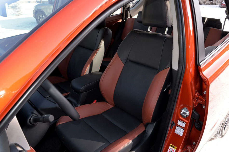 2015款 2.5L 自动四驱尊贵版 座椅空间