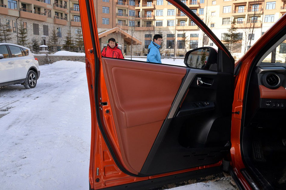 2015款 2.5L 自动四驱尊贵版 座椅空间