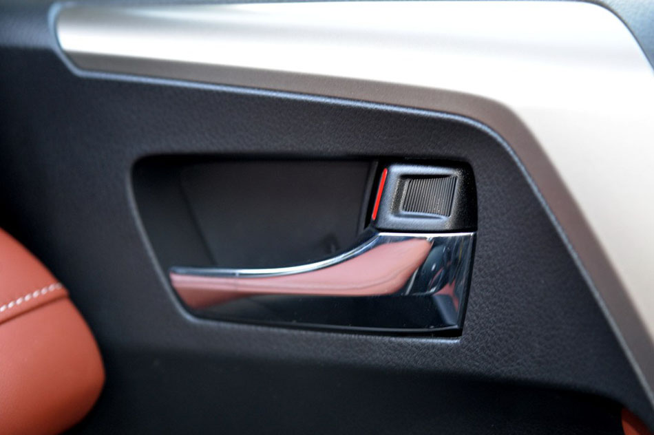 2015款 2.5L 自动四驱尊贵版 座椅空间