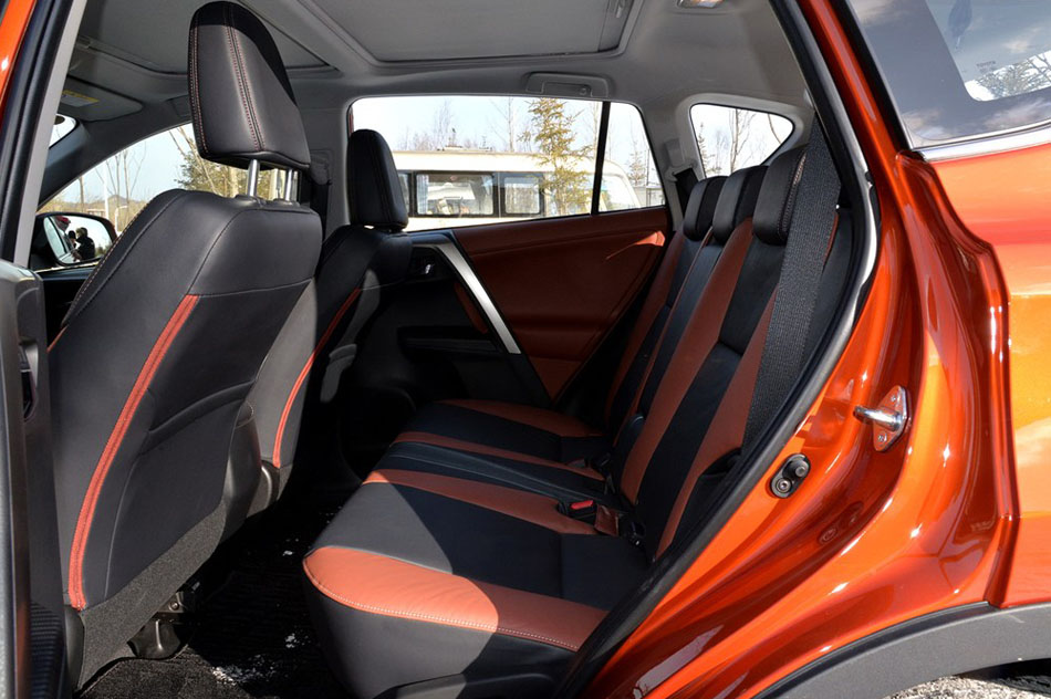 2015款 2.5L 自动四驱尊贵版 座椅空间