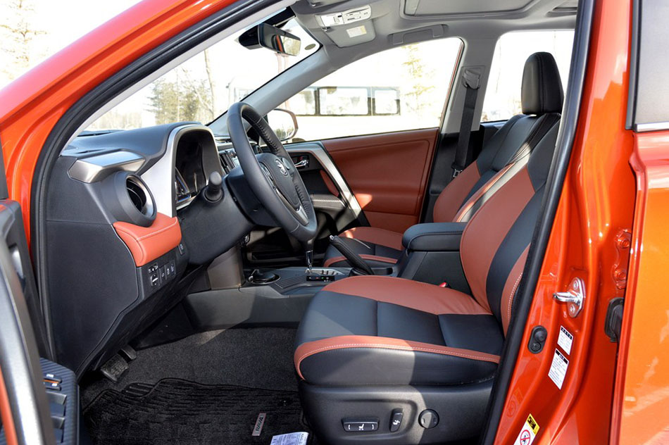 2015款 2.5L 自动四驱尊贵版 座椅空间