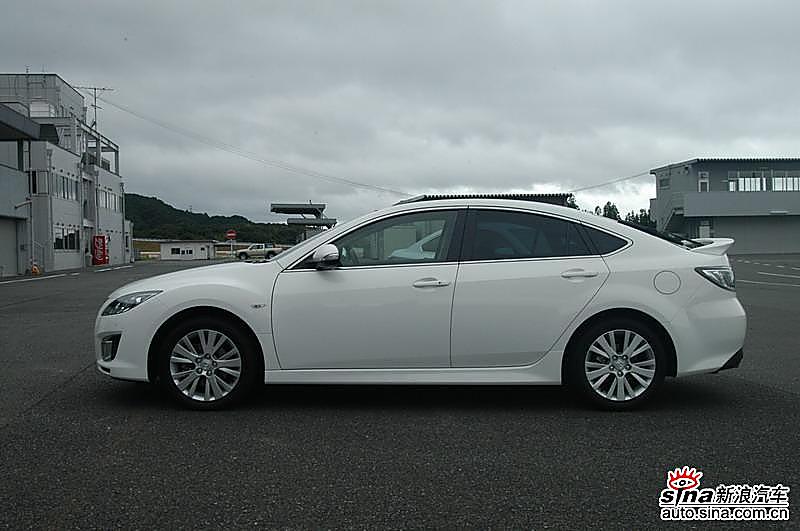 新马自达6设计细节