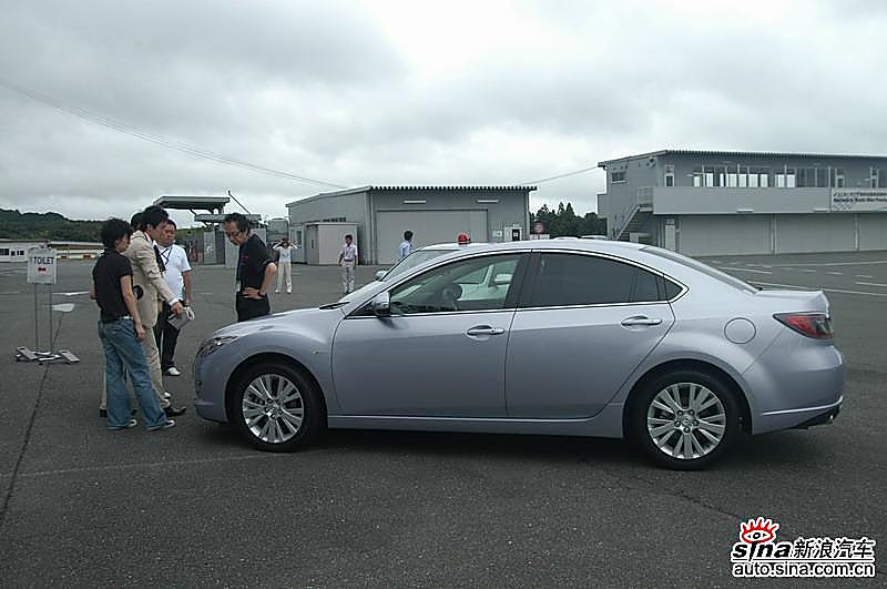 新马自达6设计细节