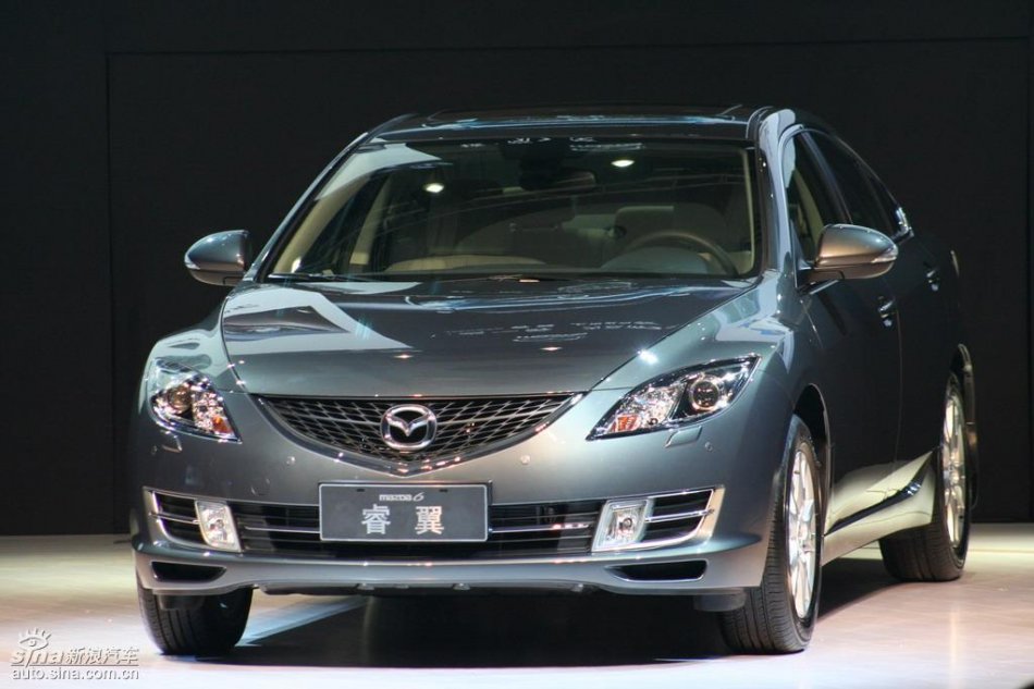 领导与Mazda6睿翼新车合影