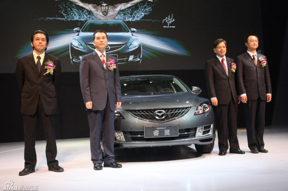 领导与Mazda6睿翼新车合影