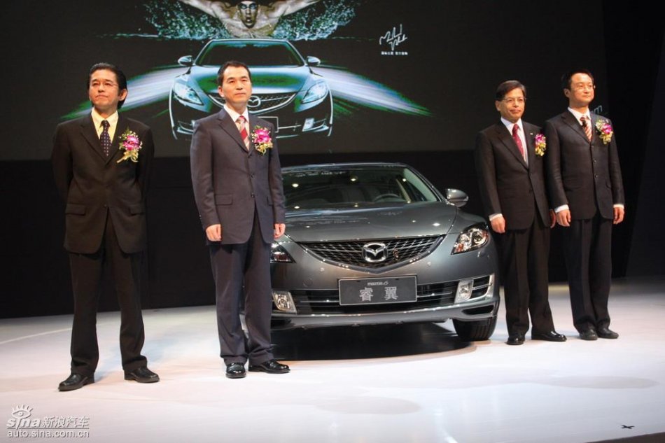 领导与Mazda6睿翼新车合影