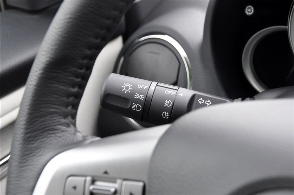 睿翼 2012款 2.0L 精英版 内饰