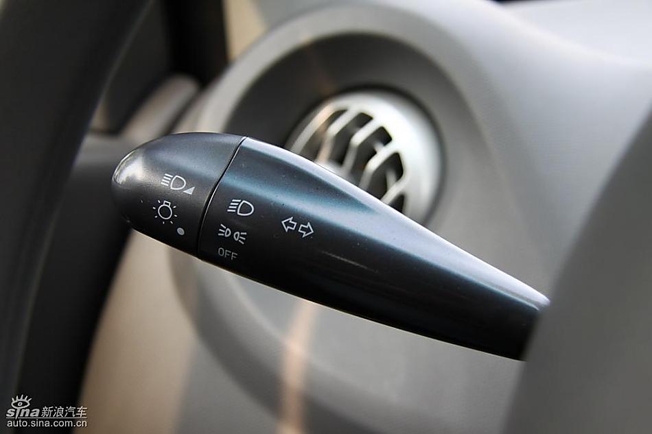 新浪汽车试驾瑞麒M1内饰实拍图