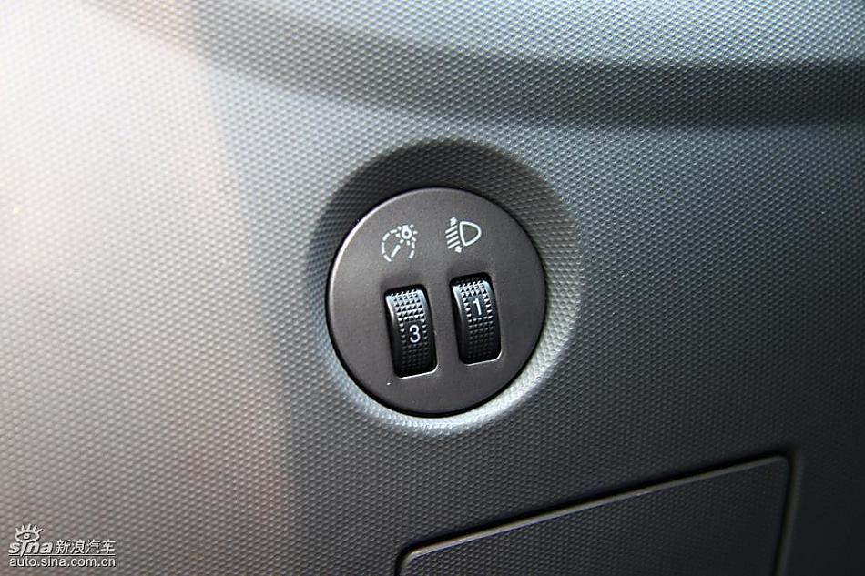 新浪汽车试驾瑞麒M1内饰实拍图