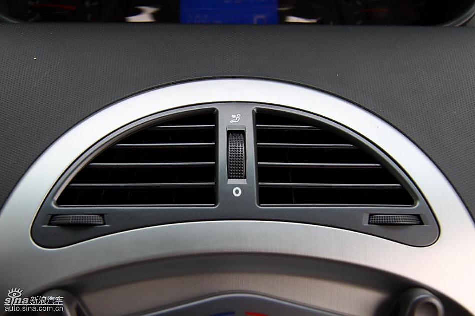 新浪汽车试驾瑞麒M1内饰实拍图