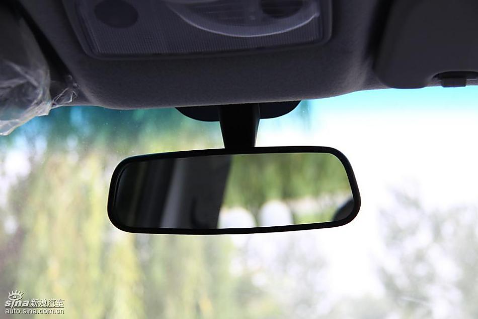 新浪汽车试驾瑞麒M1内饰实拍图