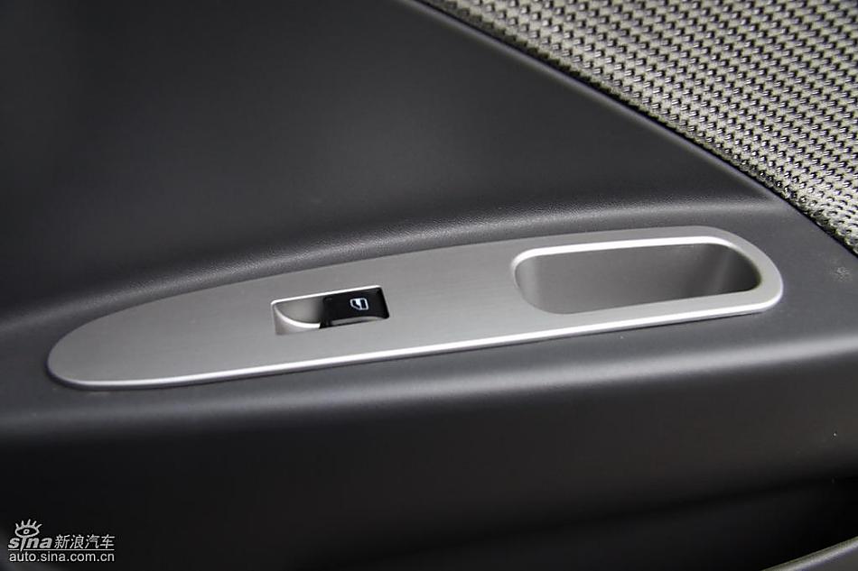 新浪汽车试驾瑞麒M1内饰实拍图