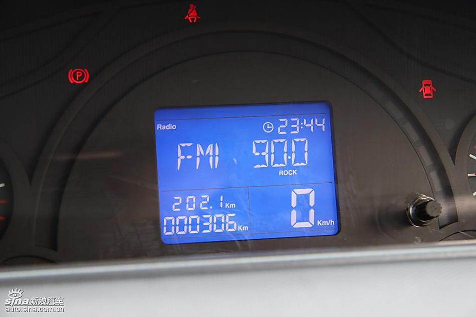 新浪汽车试驾瑞麒M1内饰实拍图