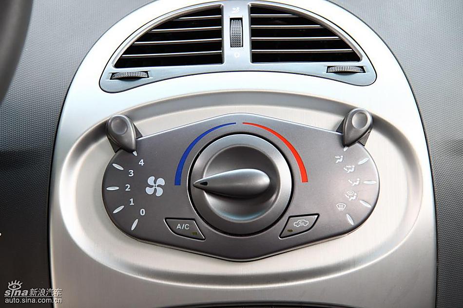 新浪汽车试驾瑞麒M1内饰实拍图