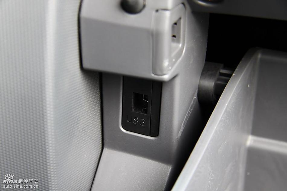 新浪汽车试驾瑞麒M1内饰实拍图