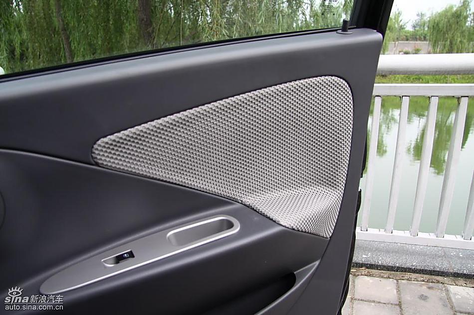 新浪汽车试驾瑞麒M1内饰实拍图